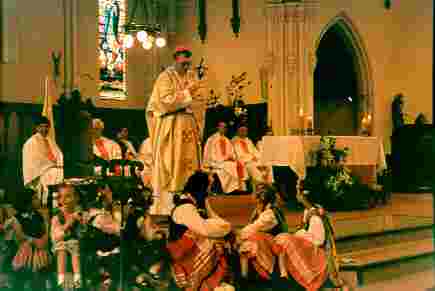 Kazanie - biskup Patrick Dunn rozmawia z dziemi