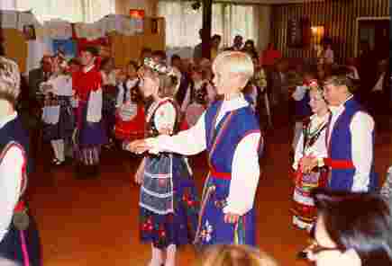 Polonez w wykonaniu dzieci Szkoy Polskiej