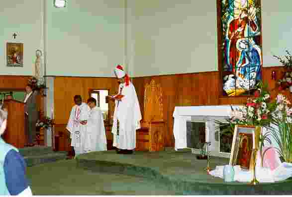 Biskup Mariu przy otarzu