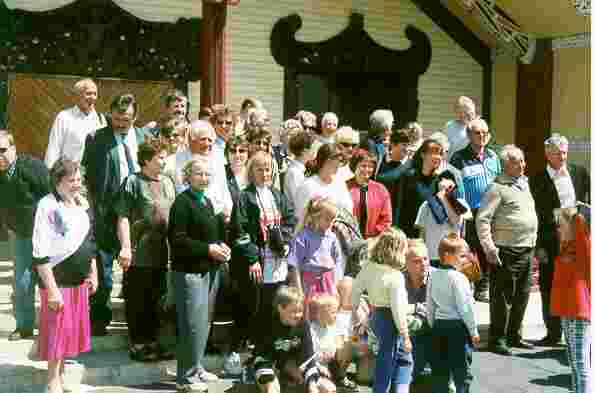 Grupa pielgrzymw przed marae