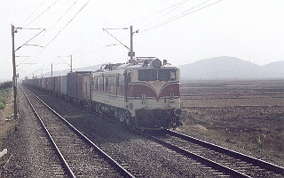 The train coasts through the neutral section with both pantos down.