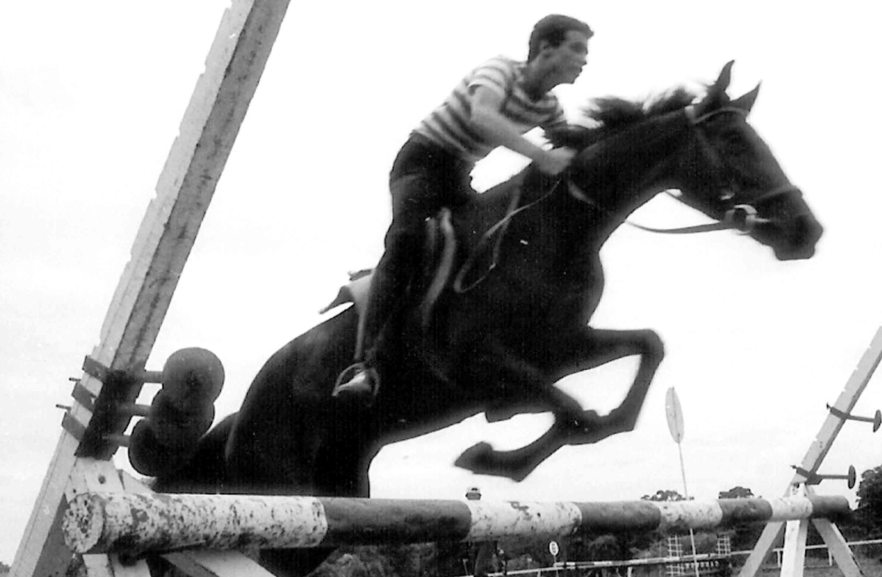 ( )-�tude-Photo-sportif-M. L. B -1978-DISCIPLINE:�QUESTRE-mode-raient:saut-SAUT avec obstacles-Champ chevilles-entra�nements-autres-sc�ne : HARAS nationales-Saint-Domingue Nord-REPUBLIQUE DOMINICAINE.-optique:50 MM-TELEFOTO VIVITAR 135MM-Format:35 MM-8 x 10 Web-technique vertu: noir et blanc ORIGINAL-pellicule:TRI-X-ASA-400 (PLUS)-SIGNAL urbaine#01-une Via-CAMARA: Minolta SR-T101 Type 35 mm SLR-Lens mount Minolta SR - bayonet (Peter COUPLED)-Focus Manuel, micro prism with Fresnel LENS spec. in SLR finder- Exposure TTL Peter, ne set APERTURE and shutter speed (:, 1 to 1/1000 sec)-Flash Cold shoe, FP & 1/60 sec X-sync-dimensions 51 x 86 x 136 mm, 560 g-( DMT)-( num�rique PC Transition).