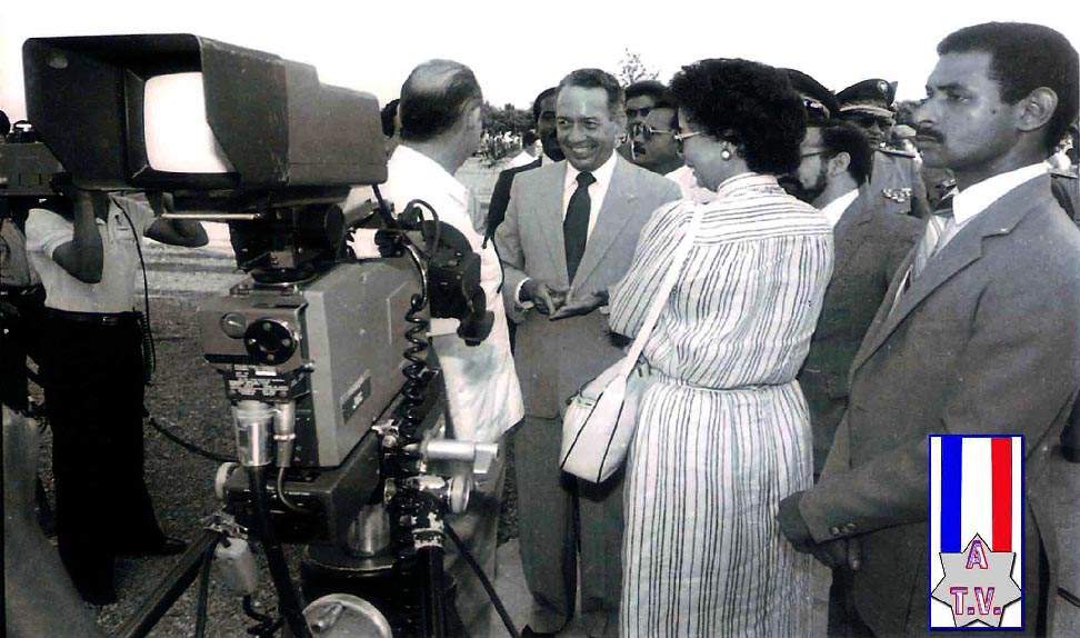 ORIGINAL SCHWARZE UND WEI&szlig;E FENSTER (DES) fotografische Komposition #121-#Reconnaissance &agrave; la TELEVISION nationale et de tout le monde par &ecirc;tre 1 &frac12;: =