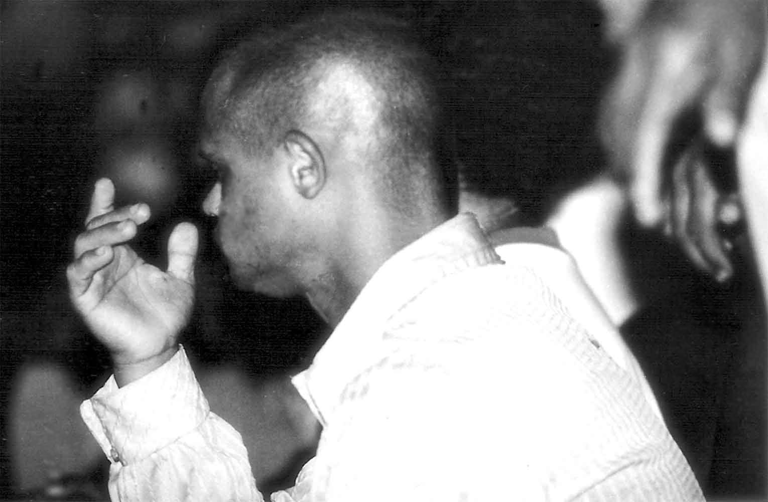 ORIGINAIS EM PRETO E BRANCO CENA &Aacute;UDIO-VISUAL # 19-( GESTOS DE LUTA ) 