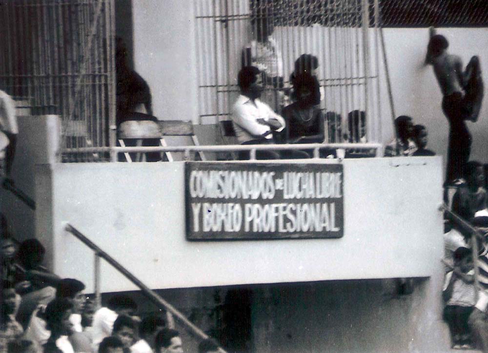 (4) -. (4) -FORTSETZUNG AUDIO VISUAL expressions, Gesichter und Gesten IN "WRESTLING " - .SZENARIO: PARK EUGENIO Mar�a de Hostos kann einfach �bernommen (ALTE RAMFIS) -SDQ-SCENE AUDIO VISUAL # 02-Szenario PARK LINKS EUGENIO -PALCO KOMMISSAR VON Wrestling und Boxen-Szenario EUGENIO RECHTS -Tags: "Kampf ) - . -OPTISCHE 28-MM-FORMAT AUF DEM WEB-35 MM-X 8 X 19 IM WEB - FILM TYP35 MM-KODAK-PLUS X-ASA:135-URBAN SIGNAL # 3-( double ) -AUFNAHMETECHNIK:ORIGINAL SCHWARZ UND Wei�-KAMERA: Minolta X-700- Rare later production silver Minolta X-700. Early silver models lack the AE-Lock button and have XG-M style self timer switch -Type 35 mm SLR camera -Lens mount Minolta SR mount -Focus Manual -Exposure Automatic program and aperture priority -Flash hot shoe and PC terminal - Abmessungen 51,5 x 89 x 137 mm, 505g. (Fotos:KUNST IM SPORT " STUDIE SPORT FOTO" -1981-1982-1983. -DAUER AUDIO VISUAL RESEARCH (3) - DREI JAHRE LANG BIS ZUM ERFASSEN DES ENDG�LTIGEN BILDES BEHANDELT UND GEPR�FT. (Technical Assistant UND KULTURELLEN:FABIO VICTORIA SERRA ).