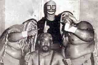 (5)-APRES audio VISUEL EXPRESSIONS,visages et gestes en "lutte libre " .,.scène : Parc Eugenio Maria de HOSTOS (ancien RAMFIS)-Service scène audio-visuel #05-VISAGES en "lutte".-( ANECDOTAS dans la lutte :régulièrement les gestes de chaque personne destruction LORSQUE LA CUADRA des "Rudes" ÉCLAIR HERNANDEZ ( POUR AUTANT avec l'appui du referee (le Saint ASSASSIN) et les mêmes lui étaient gagner "lutte" ( DIZQUE avec mauvaises arts) aile CUADRA des Stylistes "JACK POISON - parce qu'ils ne sont pas les "combattants" luttant parce que le audio VISUEL EST DES EXPRESSIONS,VISAGES,gestes et styles de vie dans "lutte libre" et des CARACTERISTIQUES DES PERSONNES ASISTIAN à la "lutte - optique:50 MM-Format:8 x 10 Web-technique vertu:noir et blanc ORIGINAL-type de PELICULA35 MM-KODAK-PLUS X-ASA:135-SIGNAL urbaine #4 ( probablement ) TYPE CAMARA: CAMARA CANNON- La redevance AE-1 est une chambre tel 2 s-1/1000 s 1/60 s. La chambre mesurée 87 mm de hauteur, 141 mm de largeur et 48 mm de profondeur et pèse 590 g 50 mm 1:1.8/moteur 6 FRAME/X/6SEGS.-Caisse-A-E-1-ASA:135/F/11/X/250 /vitesse obturation/ était:PRINCIPE DE LA FOTOGRAFIA-(DMT)-numérique PC Transition.