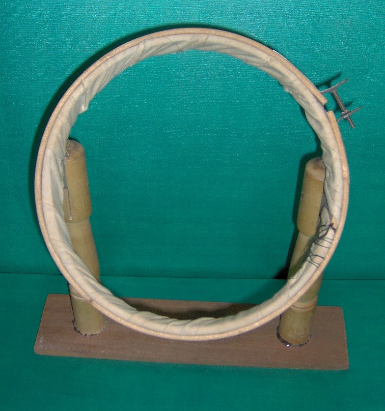 #RETRO-SKETCK = CAMISA WRANGLER BORDADA  AMANO POR NUESTRA ABUELA DRA.ANA JOSEFA FROMETA NINA VIUDA BOURGET-IDEA DE DISE�O O BRIEFING PARA QUE NO SE CONFUNDA CON UNA OCURRENCIA. :UN CUERNO DE VACA SALIENDO A TRAVEZ DEL MISMO UN COLECTIVO DE ROSAS Y FLORES DE TODOS LOS COLORES   Y TIPOS )-COLOR CAMISA FUERTE AZUL EN TELA DE JEANS/BOTONES DE ALUMINIO- A�O 1972.)-OBSEQUIO DE DENISSE KARTER.-TIENDA :LOMBA�S CALLE  EL CONDE-PRECIO :RD$25.00-.LEYENDA :LOS NORTEAMERICANOS SON �  LOCOS � CON LOS BORDADOS AMANO PORQUE SOLO LO HACIAN EN MAQUINA.ESTANDO EN LA UNIVERSIDAD DE L.S.U,LOUISIANNA PETER,MIKE AND ME NOS VIMOS EN LA NECESIDAD DE  TOMAR US10.00 DOLRES PRESTADOS,LA CONDICION DE LOS GRINGOS FUE QUE LES DEJARAN LA CAMISA DE GARANTIA.CREIAMOS QUE ERAN SERIOS PERO CUANDO VOLVI CON LOS 10 DOLARES A BUSCAR  NUESTRA  CAMISA ME ENCONTRE CON EL � CUENTO � DE QUE LA CAMISA SE LA HABIAN ROBADO DE LA UNIVERSIDAD.JAMAS APARECIO.MORALEJA :NO DEJES PARA MA�ANA LO QUE PUEDES HACER HIOY.-LOCACION BORDADO DE CAMISA :CALLE PADRE NILLINI ESQ.LAS CARERAS,CIUDAD NUEVA,SDQ(CASA DE MI ABUELA)EN EL FRAME APARECE SU MANO,SU MECEDORA YEL BASTIDOR DONDE SE COLOCA LA TELA PARA BORDAR.-TIRO DE CAMARA :MEDIUM SHOT-OPTICA :50 MM-FORMATO : 35 X 8 X 10 EN LA WEB.-SE�ALES URBANAS #1 Y 2-DOBLE VIA Y CONSERVE SU DERECHA.-TECNICA FOTOGRAFIA :BLANCO Y NEGRO-CAMARA :