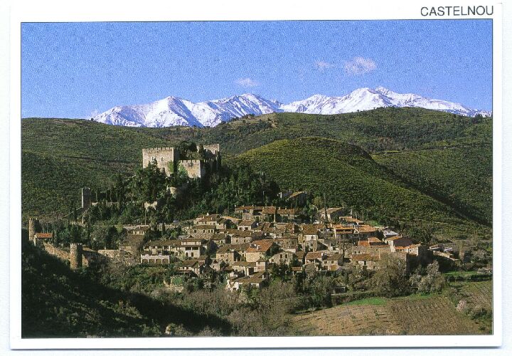 Castelnou avec, en fond, le massif du Canigou (2784m.)