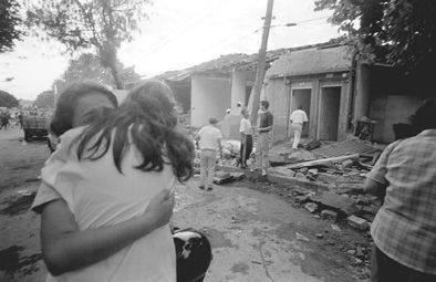 Los sobrevivientes del terremoto abrazando a sus seres queridos - Alive people hugging their families