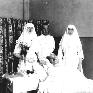 Olga and Tatiana with wounded soldiers