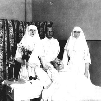 Olga and Tatiana with wounded soldiers
