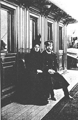 Nicholas and Alexandra at the train stop