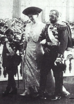 Alexei walking with his parents during the Tercentenary