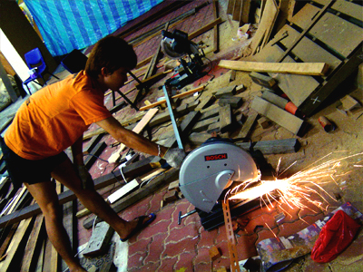 Wai Keong looking pro on the huge metal-cutting-sparks-spewing machine