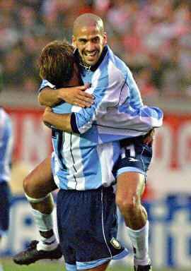 Veron and Lopez celebrates a goal