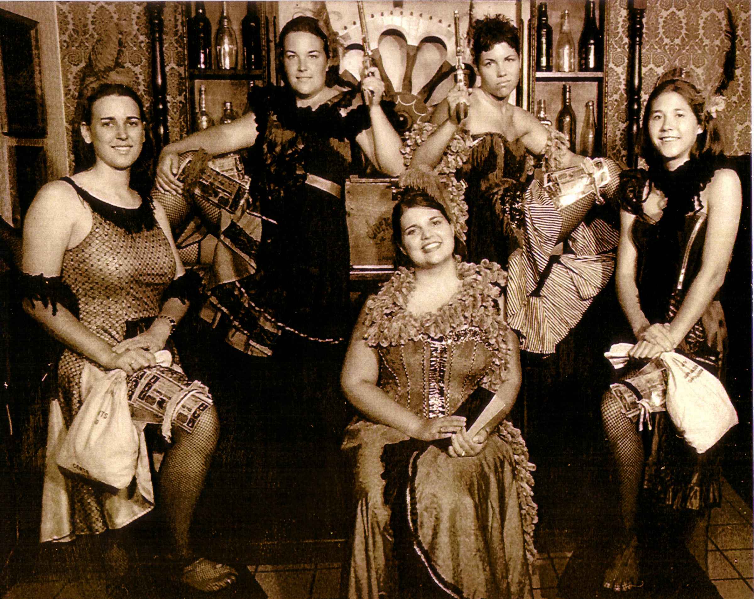 Jessica's updated old time picture with her roommates and growth team leader.