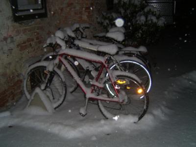 This is a really cool pics of some bikes in the snow!