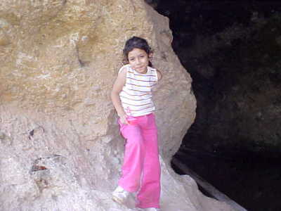 Wendy en la entrada a una cueva en la tzararacua