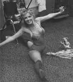 Stevie Nicks does the splits