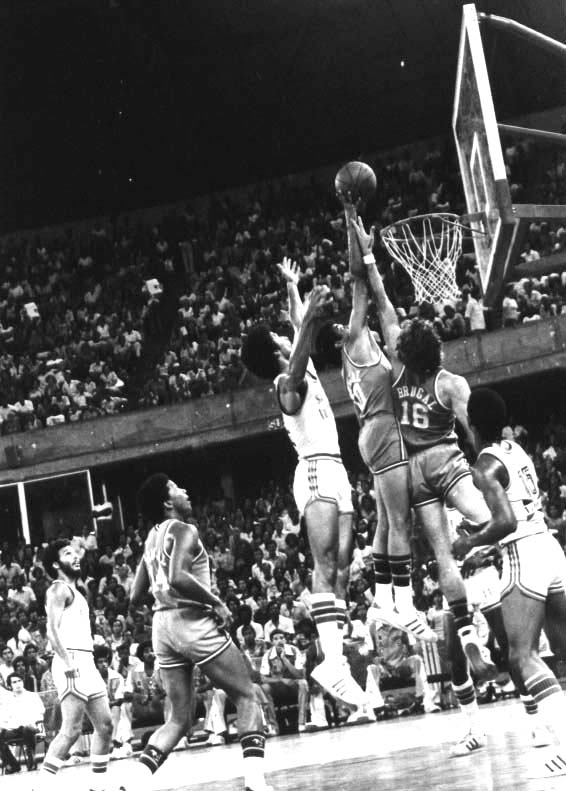 Pie de foto: Mximo Lugo, el autor del artculo, es el responsable de esta impresionante fotografa, tomada en uno de los partidos de los "das grandes" del baloncesto superior del Distrito."THE EMPIRE STATEE BUILDING"ED-GO-GOMEZ-SAN LAZARO VS NACP (4-2-SL)-AO:1976.