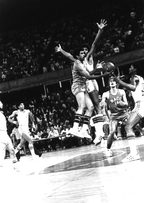 eduardo gomez,del club naco burla la defensa y la pantalla y de fantasia pasa bola  a aldo que lo observa,dedicada al Indu Comarazamy 