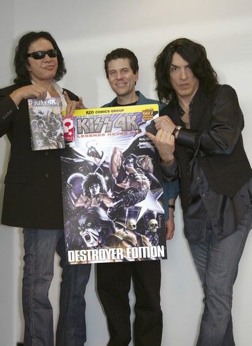 Kiss holding comic