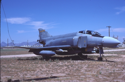 https://www.angelfire.com/dc/jinxx1/Phantoms/F-4C_63-7562__199th_TFS___AMARC__Apr_87__2a.jpg
