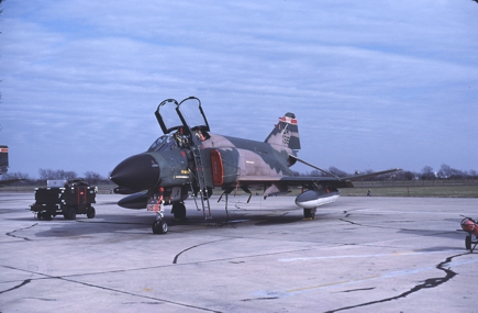 https://www.angelfire.com/dc/jinxx1/Phantoms/F-4C_63-7585__182nd_TFS___Kelly_AFB__Feb_85__1a.jpg