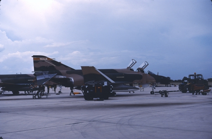 https://www.angelfire.com/dc/jinxx1/Phantoms/F-4C_63-7638__182nd_TFS___Kelly__Aug_82__1a.jpg