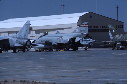 https://www.angelfire.com/dc/jinxx1/Phantoms/F-4D_64-0939__178th_FIS___AMARC__Oct_88___1a.jpg