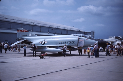 https://www.angelfire.com/dc/jinxx1/Phantoms/F-4D_64-0949__178th_FIS___Offutt__Jun_81___1a.jpg