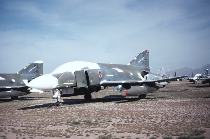 https://www.angelfire.com/dc/jinxx1/Phantoms/F-4D_66-7610__160th_TFS___AMARC__Sep_89___1a.jpg