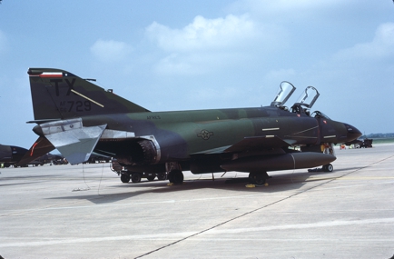 https://www.angelfire.com/dc/jinxx1/Phantoms/F-4D_66-7729__704th_TFS___Bergstrom__Aug_84___1a.jpg