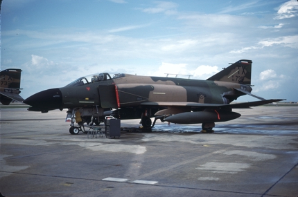 https://www.angelfire.com/dc/jinxx1/Phantoms/F-4D_66-7739__704th_TFS___Bergstrom__Dec_83___1a.jpg