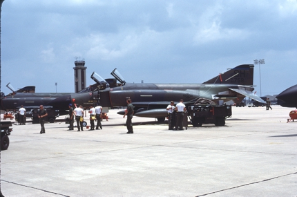 https://www.angelfire.com/dc/jinxx1/Phantoms/F-4D_66-7758__465th_TFS___Bergstrom__Sep_84___1a.jpg