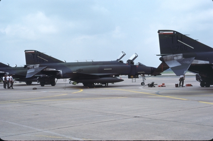 https://www.angelfire.com/dc/jinxx1/Phantoms/F-4D_66-8709__457th_TFS___Bergstrom__Aug_84___1a.jpg