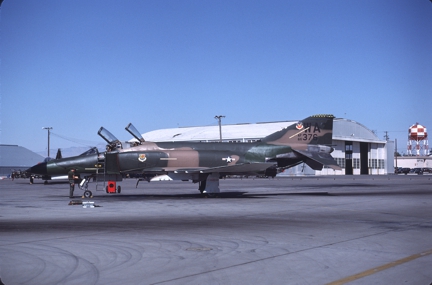 https://www.angelfire.com/dc/jinxx1/Phantoms/F-4E_66-0376__57th_FWW___Holloman__Jul_80___1a.jpg