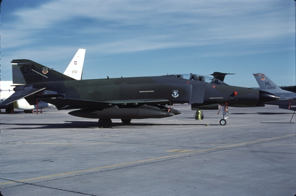 https://www.angelfire.com/dc/jinxx1/Phantoms/F-4E_67-0288__35th_TFW__Biggs__Nov_86___1a.jpg