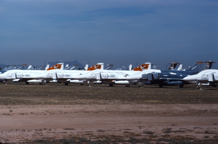 https://www.angelfire.com/dc/jinxx1/Phantoms/F-4E_67-0370__110th_TFS___AMARC__Aug_92___1a.jpg