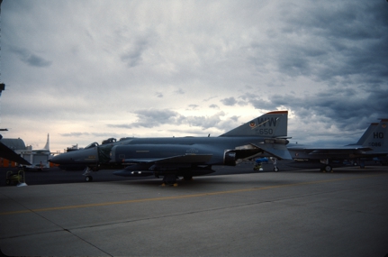 https://www.angelfire.com/dc/jinxx1/Phantoms/F-4E_74-0650__37th_TFW___Biggs__May_89___1a.jpg