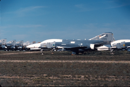 https://www.angelfire.com/dc/jinxx1/Phantoms/F-4E_74-1055__37th_TFW___AMARC__May_94___1a.jpg