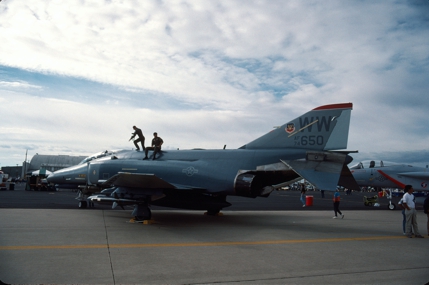 https://www.angelfire.com/dc/jinxx1/Phantoms/F-4E_74-1650__37th_TFW___Biggs__Nov_88___1a.jpg