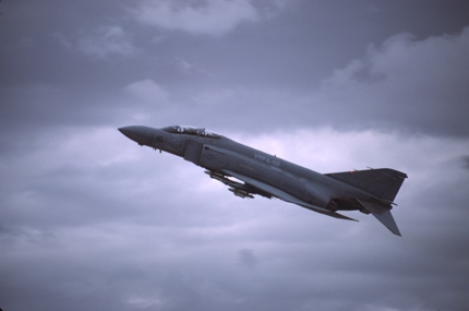 https://www.angelfire.com/dc/jinxx1/Phantoms/F-4S_157293__VMFA-112___ELP__May_84___1a.jpg