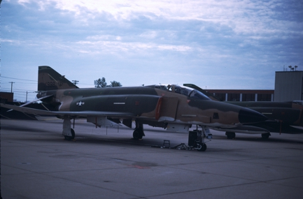 https://www.angelfire.com/dc/jinxx1/Phantoms/RF-4C_64-0998__173rd_TRS___Lincoln__Jun_81___1a.jpg