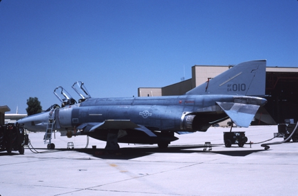 https://www.angelfire.com/dc/jinxx1/Phantoms/RF-4C_64-1010__196th_TRS___March__Aug_90___1a.jpg