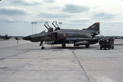 https://www.angelfire.com/dc/jinxx1/Phantoms/RF-4C_68-0571__67th_TRW___Bergstrom__Apr_85___2a.jpg