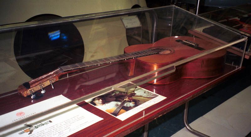 Salyut guitar