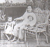 ด.ช.เงื่อม กับ นายเซี้ยง บิดาและ ด.ช.ยี่เก้ย น้องชาย