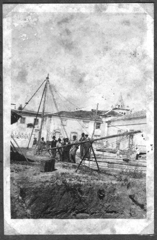 Trabalhos de levantamento do Poste da Junta Geral em A H