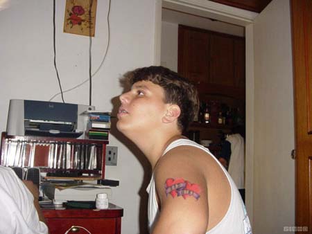 Jos� Gustavo com sua tatoo